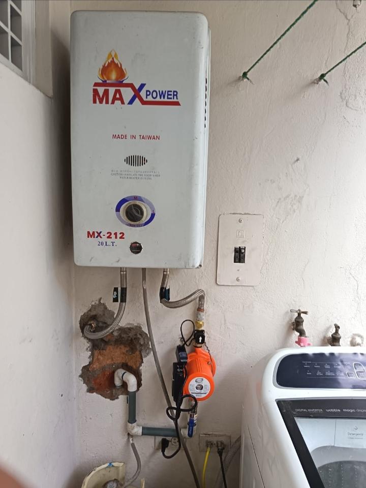 Jacuzzi instalado con precisión técnica en baño de diseño