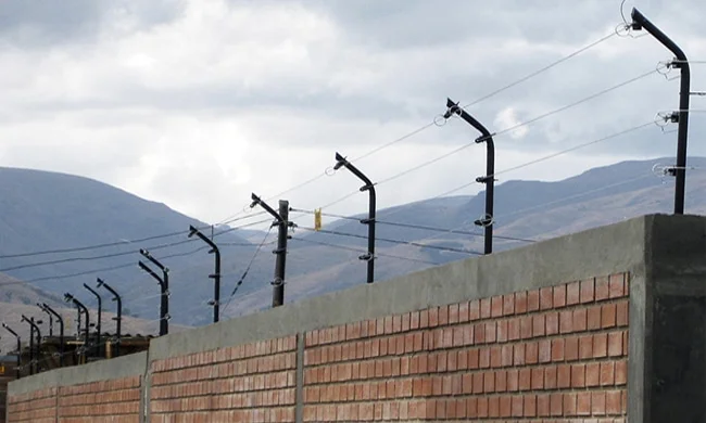 Cerca eléctrica instalada en perímetro