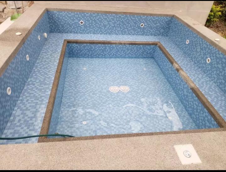 Piscina residencial con acabados de primera calidad