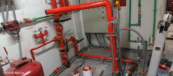 Técnico realizando instalación hidráulica profesional